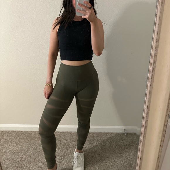 lululemon athletica Pants - Lululemon Wonder Under High Rise 25’’ Leggings Size 6 - Green w/ mesh stripes